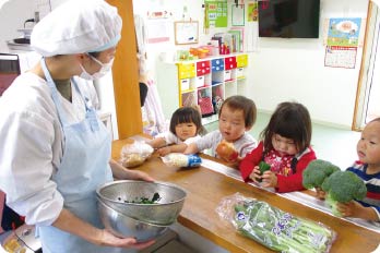 調理師さんとお野菜の勉強をする子供たち